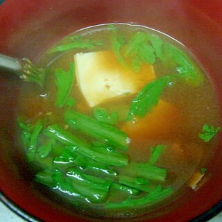 豆腐と菊菜の赤だし味噌汁